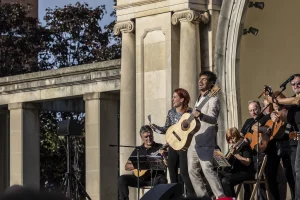 El guitarrista riojano Pablo Sainz-Villegas ha ofrecido su serenata por las calles de Logroño, acompañado por músicos y ciudadanos, a la fundadora de la Asociación de Danzaterapia "Corazones Integrados", Virginia Uzabal.